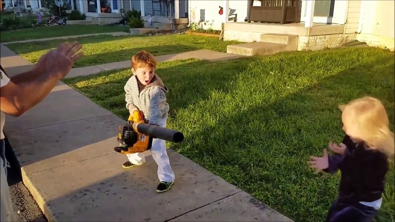 Un petit garçon craque totalement après avoir utilisé une souffleuse à feuilles !