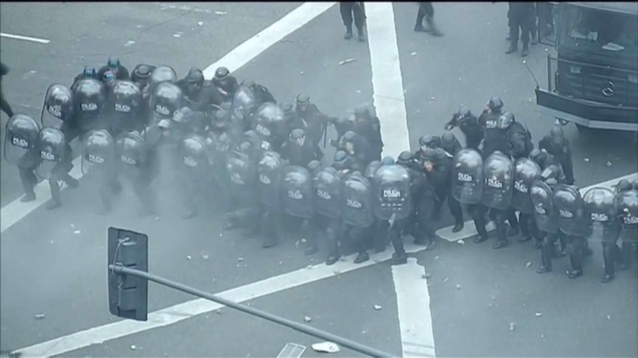 Argentina: Violence erupts on streets of Buenos Aires as leftist protesters clash with police