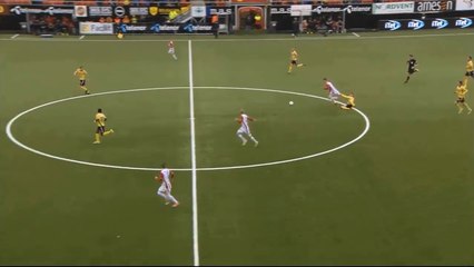 Un joueur s'accroche au maillot de son adversaire sur plusieurs mètres.