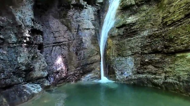 Destination montagnes : canyoning à Angon
