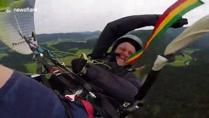 Un parapentiste chute dans le vide