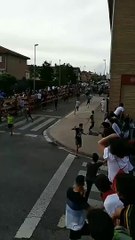 Cet homme aime jouer avec le feu pendant un lâcher de taureaux