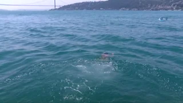 Sıcaktan Bunalan Vatandaş, Boğazın Serin Sularında Yüzerken Özçekim Yaptı