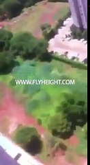 Il saute de son balcon avec un parachute acheté sur internet