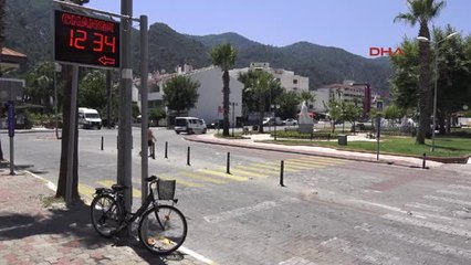 Marmaris'te Tatilciler Soluğu Plajlarda Aldı