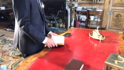 Macron Merakla Beklenen Resmi Portresini Paylaştı