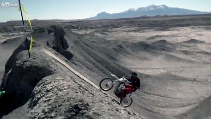 Il saute avec sa moto dans le vide et atterri en parachute