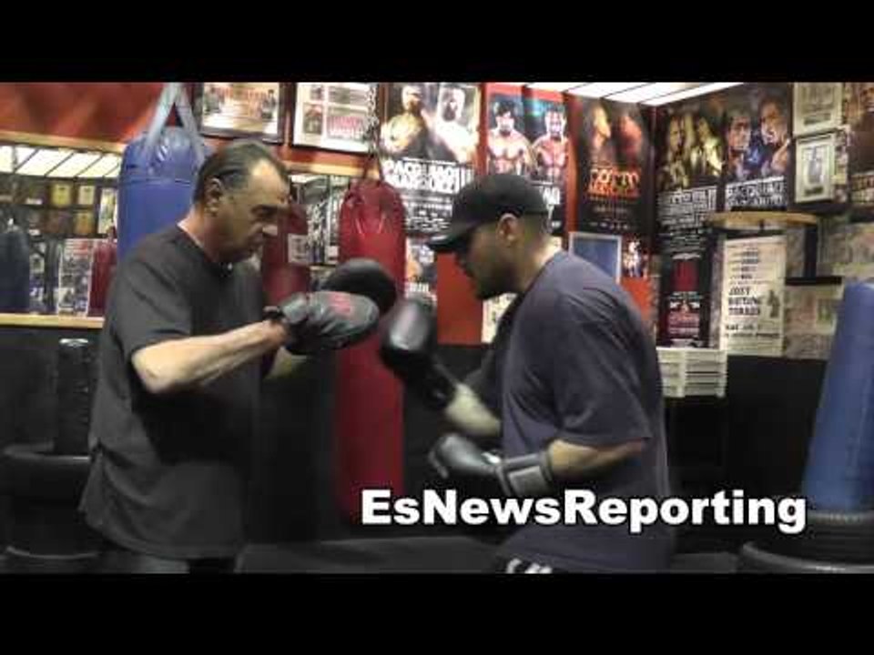 boxing trainer jesse reid working mitts EsNews Boxing