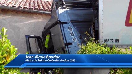 Images spectaculaires/Verdon : le camion s'encastre dans une maison à cause... d'une abeille!