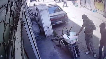 Bayan Kuaförünün Saç Yıkama Setini Çalarken Kameraya Yakalandılar