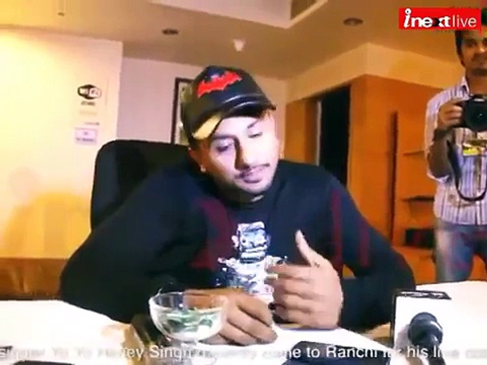 IF YOU HATE YO YO HONEY SINGH!! WATCH THISS....!!!(Yo Yo Honey Singh struggle and secret interview!)