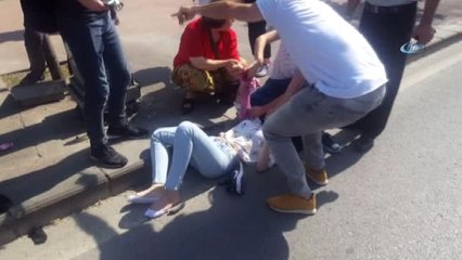 Yolun Karşına Geçmeye Çalışan 2 Kıza Otomobil Çarptı