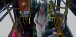 Un enfrentamiento a bala de un miembro de la Policía con un ladrón fue grabado en el interior de un bus en los EE.UU.