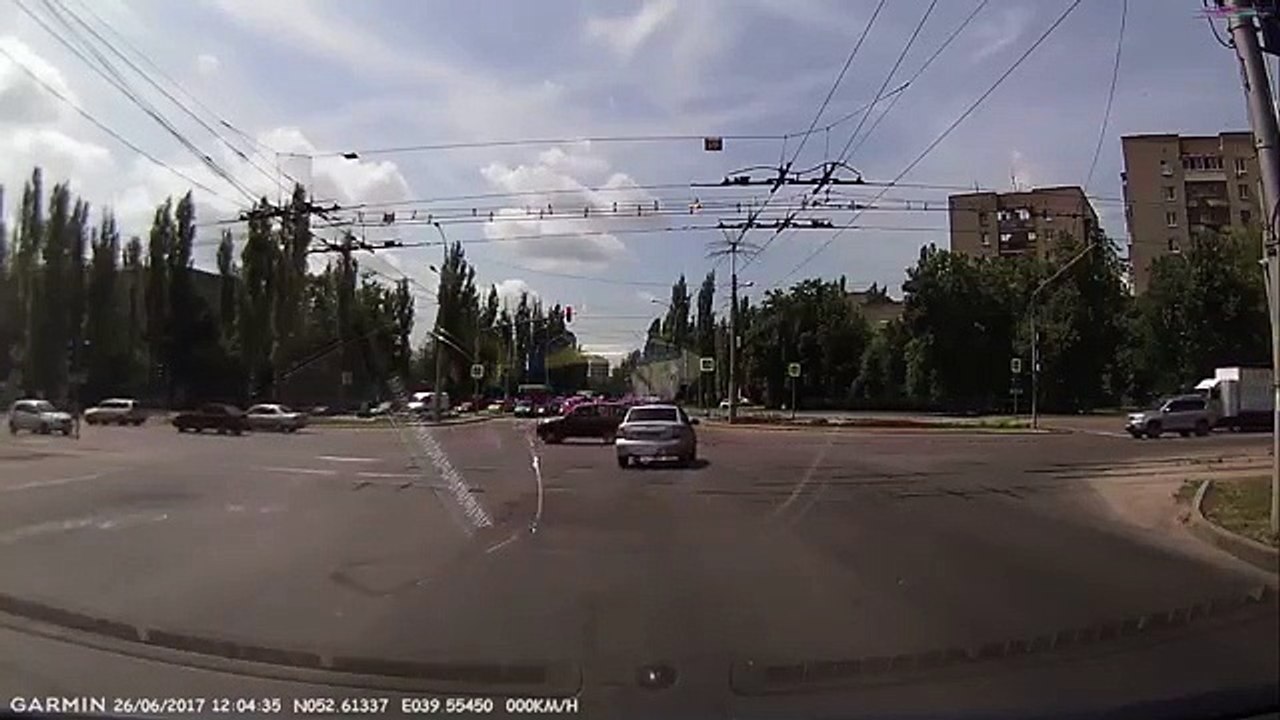 Une voiture de police percutée violemment mais elle est bien décidée à rester sur ses 4 roues