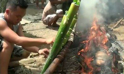 Binarundak, Tradisi Makan Bersama dalam Bambu