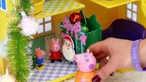 En y Peppa George decorar un árbol de navidad papá cerdo en el matadero de dibujos animados nieve gris de los juguetes