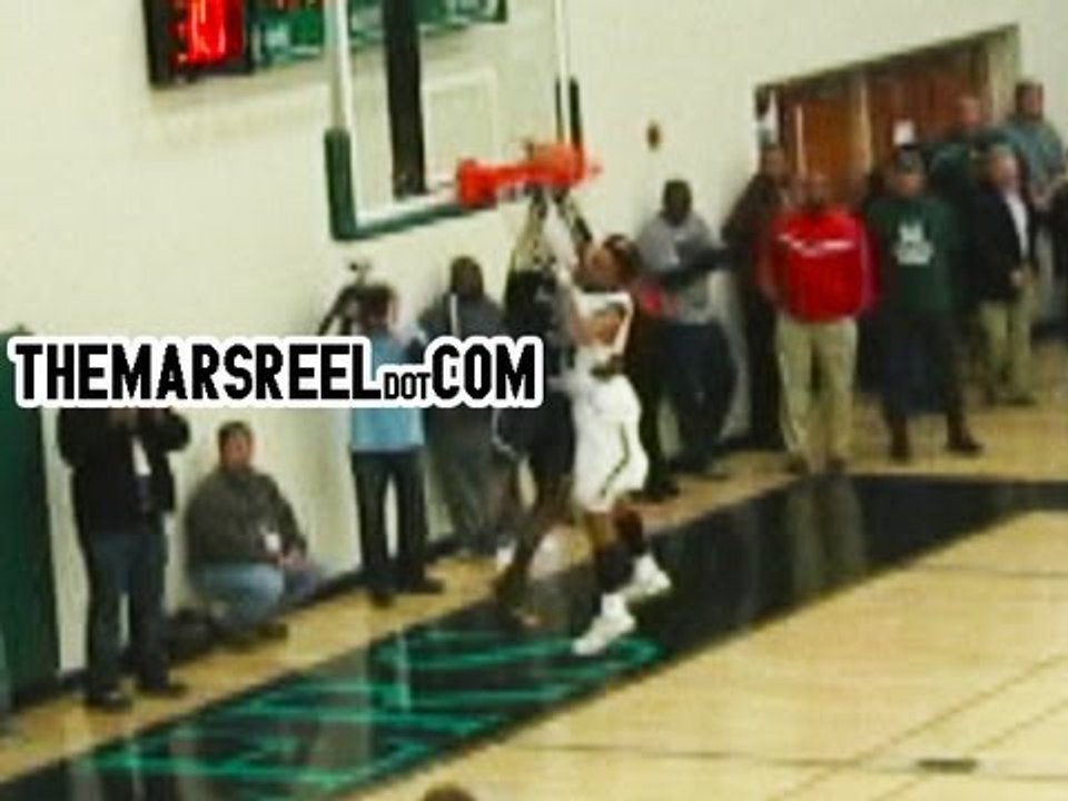 Aquille Carr DUNKS over Defender!