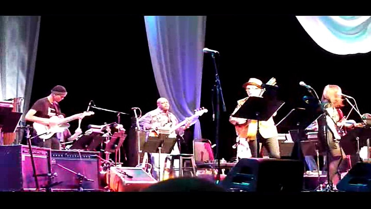 Elvis Costello - Cowgirl In The Sand.