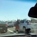 Un homme donne un coup de poing à un autre automobiliste lors d
