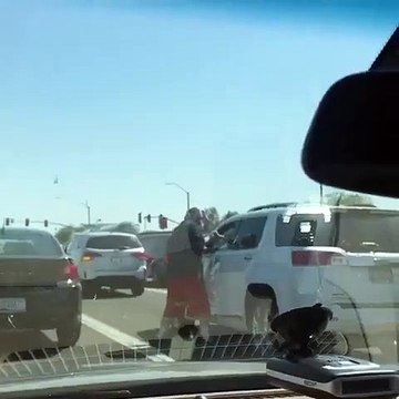 Un homme donne un coup de poing à un autre automobiliste lors d un Road rage !!