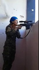Cette sniper Kurde a frôlé la mort de très près, sa réaction est juste épique