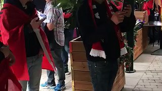 Tifozët shqiptarë ia thonë këngës në Suedi, para ndeshjes Norrkoping - Prishtina