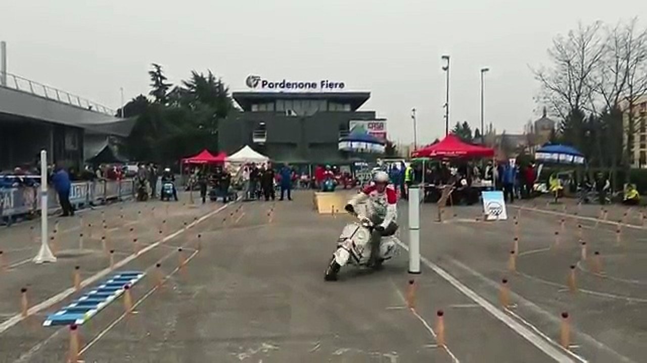 Arriva con la sua Vespa ed esegue il percorso ad ostacoli con un'abilità pazzesca!