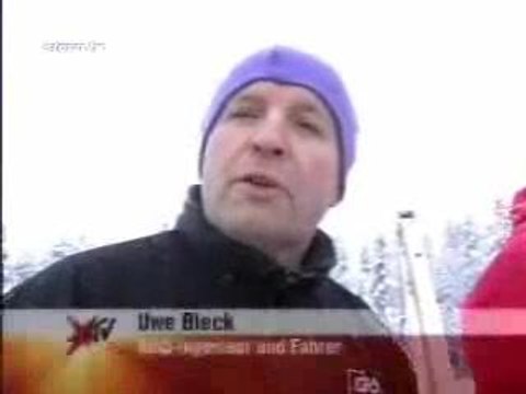 auto rijdt schans op