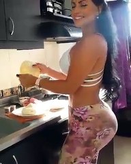 Por fin encontre quien me enseñe a hacer arepas.  Creo en menos de un mes aprendo.