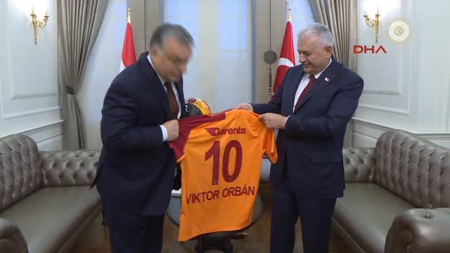 Başbakan Yıldırım Macar Başbakana Imzalı Forma ve Futbol Topu Hediye Etti