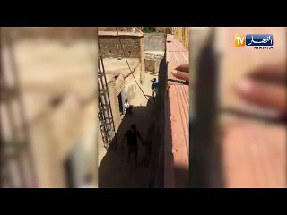 محرز يداعب الكرة بمنطقة ببني سنوس