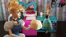 Una y una en un tiene una un en y y cumpleaños de Elsa comida fiesta regalos princesas sorpresas el minúsculo con Disney real