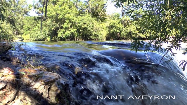 Plage à Nant en Aveyron région Occitanie pour se baigner dans la Dourbie qui coule vers le Tarn qui passe à Millau