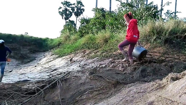 Amazing Beautiful Two Girl Fishing At Battambang Province In Cambodia Traditional Fishing (part215)