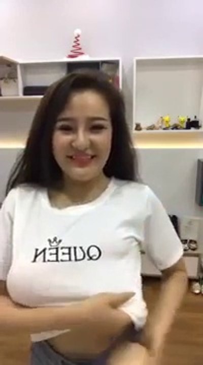 Clip Ngân Pokemon nghịch với vú silicon gi�