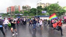 Policía detiene a decenas de jóvenes en marcha en Venezuela