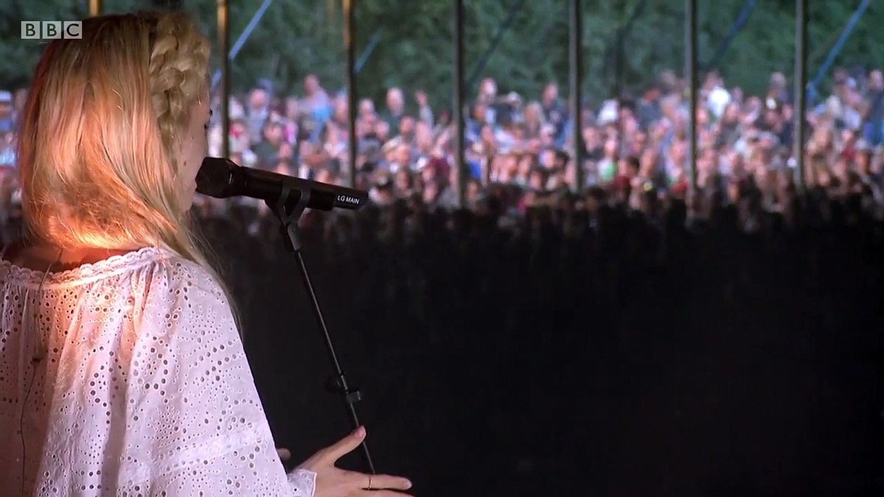 London Grammar - Wasting My Young Years (Glastonbury, 2017)