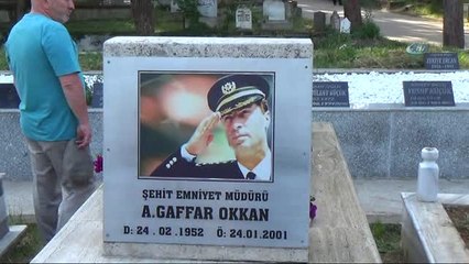 Kılıçdaroğlu, Şehit Emniyet Müdürü Gaffar Okkan'ın Mezarını Ziyaret Etti