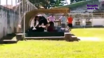 Frappé par un joueur, un arbitre sort une arme à feu !