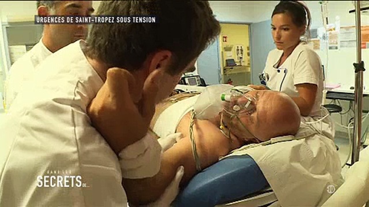 Un interne n'arrive pas à remettre en place l'épaule d'un patient... Aux urgences, c'est la panique ! Regardez