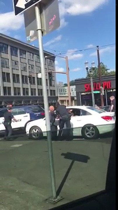 Ce chauffard ne se laisse pas arreter et prend la fuite en forçant le barrage de la police