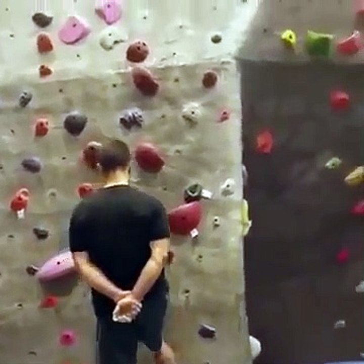 Ce gars va escalader un mur sans les mains... Dingue