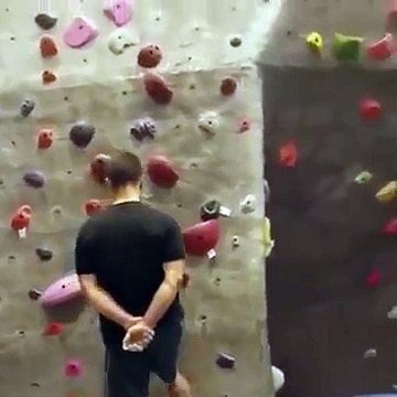 Ce gars va escalader un mur sans les mains... Dingue