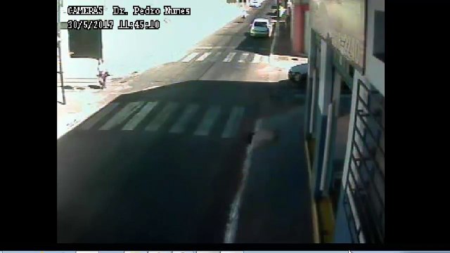 Ces 2 cyclistes vont s'eclater dans un magasin... Violent