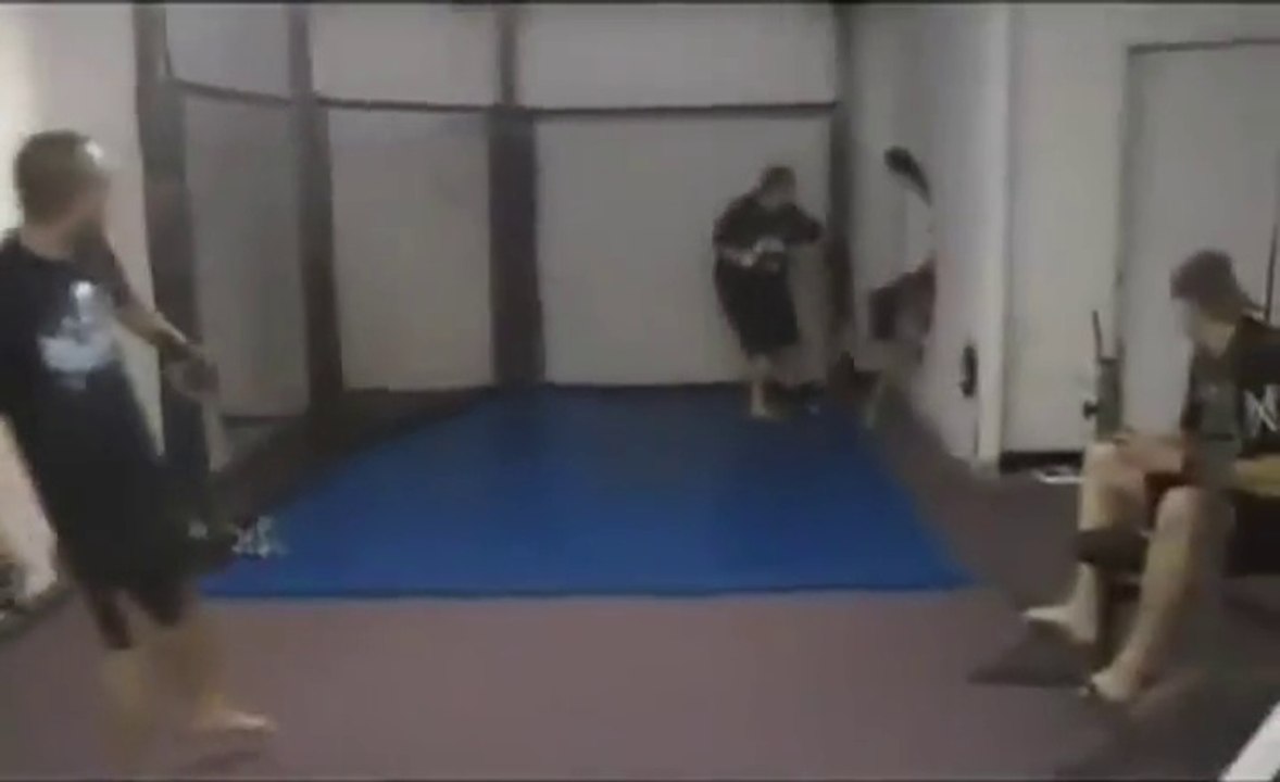 Ce kick-boxeur va faire traverser le mur à son partenaire... Puissant le coup