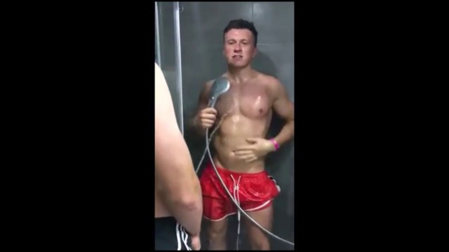 Quand ton pote te pisse dessus sous la douche... Pas cool