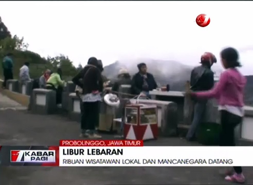 Keindahan Asap Putih dari Kawah Gunung Bromo