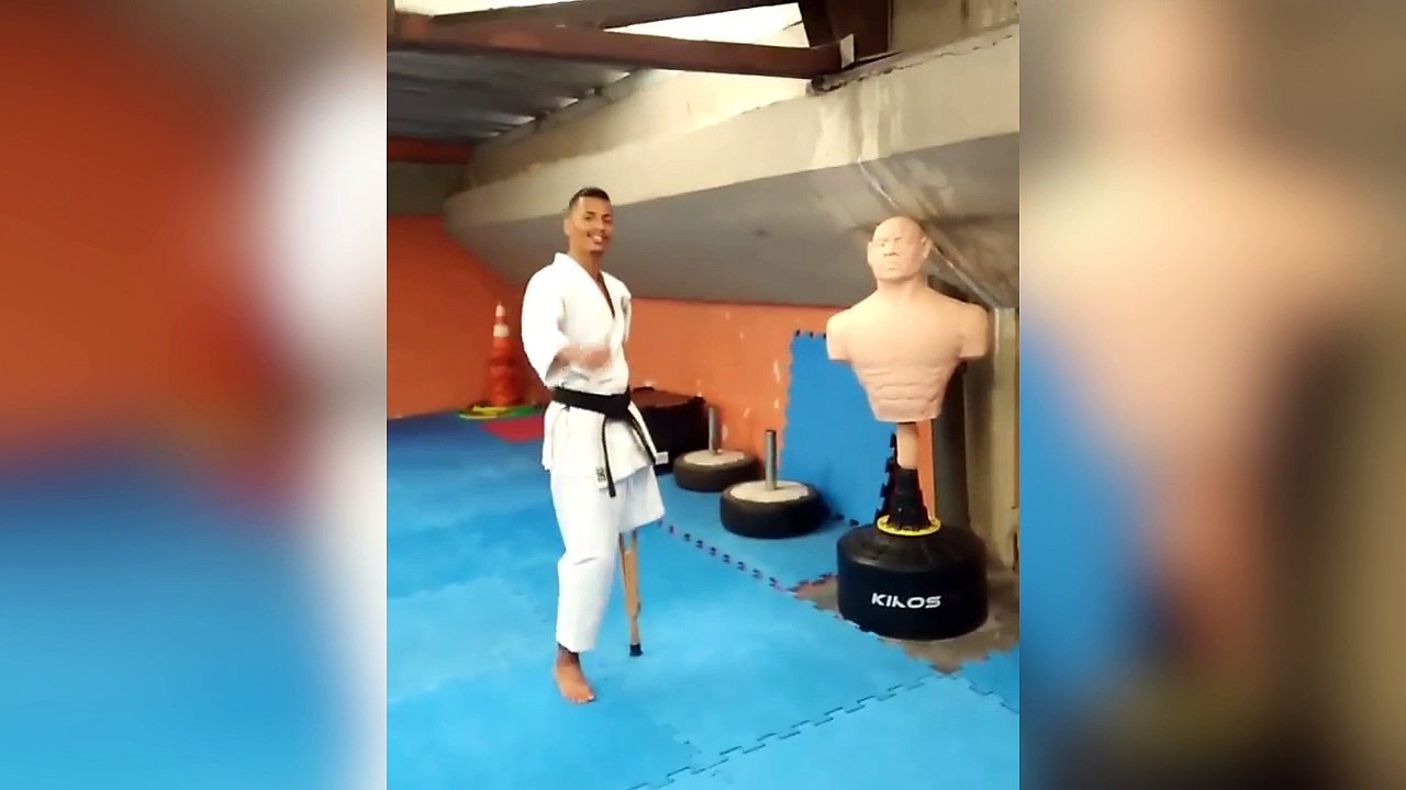 Un homme fait du karaté sur une jambe !