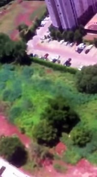 Il saute en parachute depuis son balcon