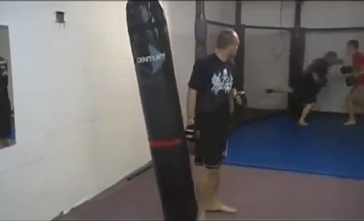 Un Kickboxer envoie son partenaire à travers le mur à l'entrainement